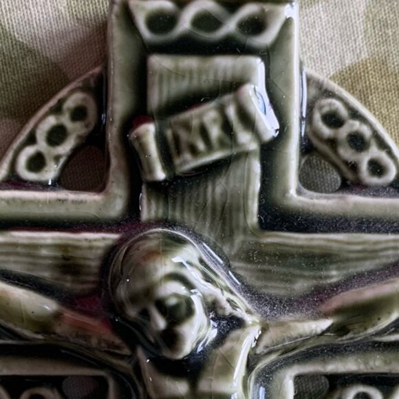 Knock Pottery - Ireland Vintage Wall Mount Ceramic Crucifix Holy Water Holder - Picture 3 of 8